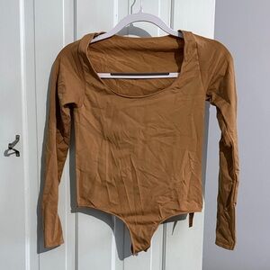 SKIMS ESSENTIAL LONG SLEEVE SCOOP NECK BODYSUIT